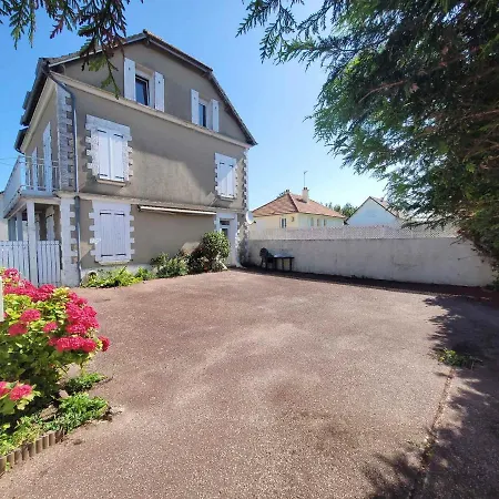 3 Pieces A 150m De La Avec Cour Fermee Et Terrasse Ensoleillee - Fr-1-746-12