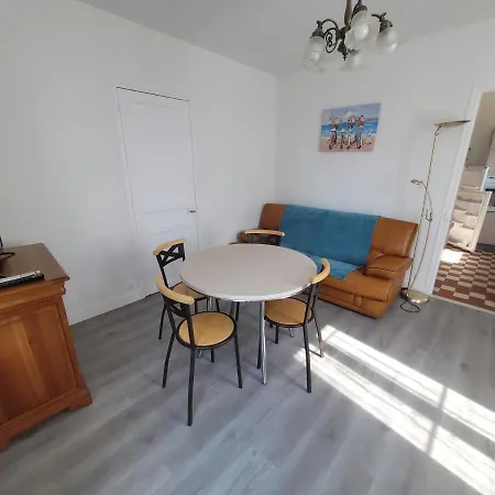 3 Pieces A 150m De La Avec Cour Fermee Et Terrasse Ensoleillee - Fr-1-746-12 Holiday home *