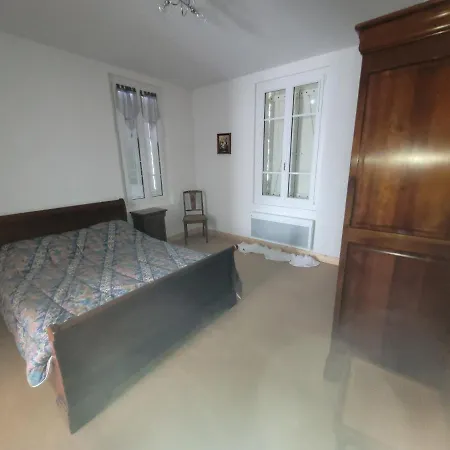 Holiday home 3 Pieces A 150m De La Avec Cour Fermee Et Terrasse Ensoleillee - Fr-1-746-12